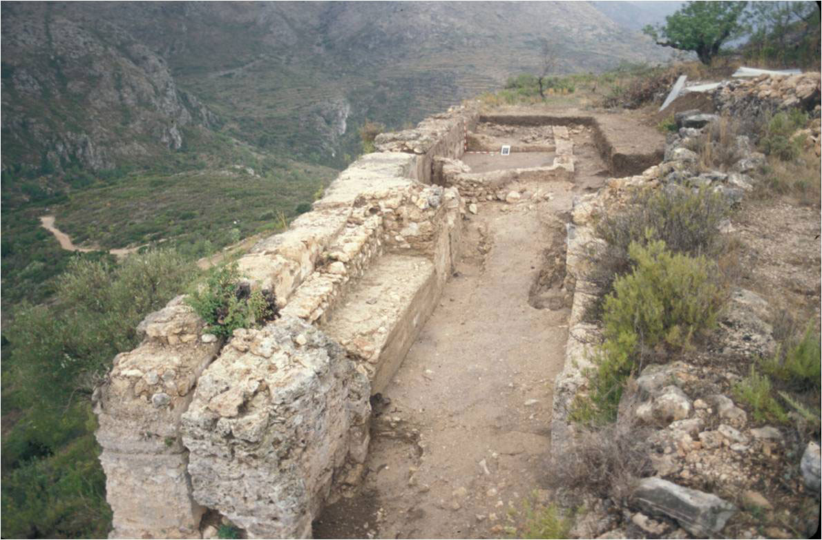 Castell d’Ambra (Pefgo), puerta de ingreso